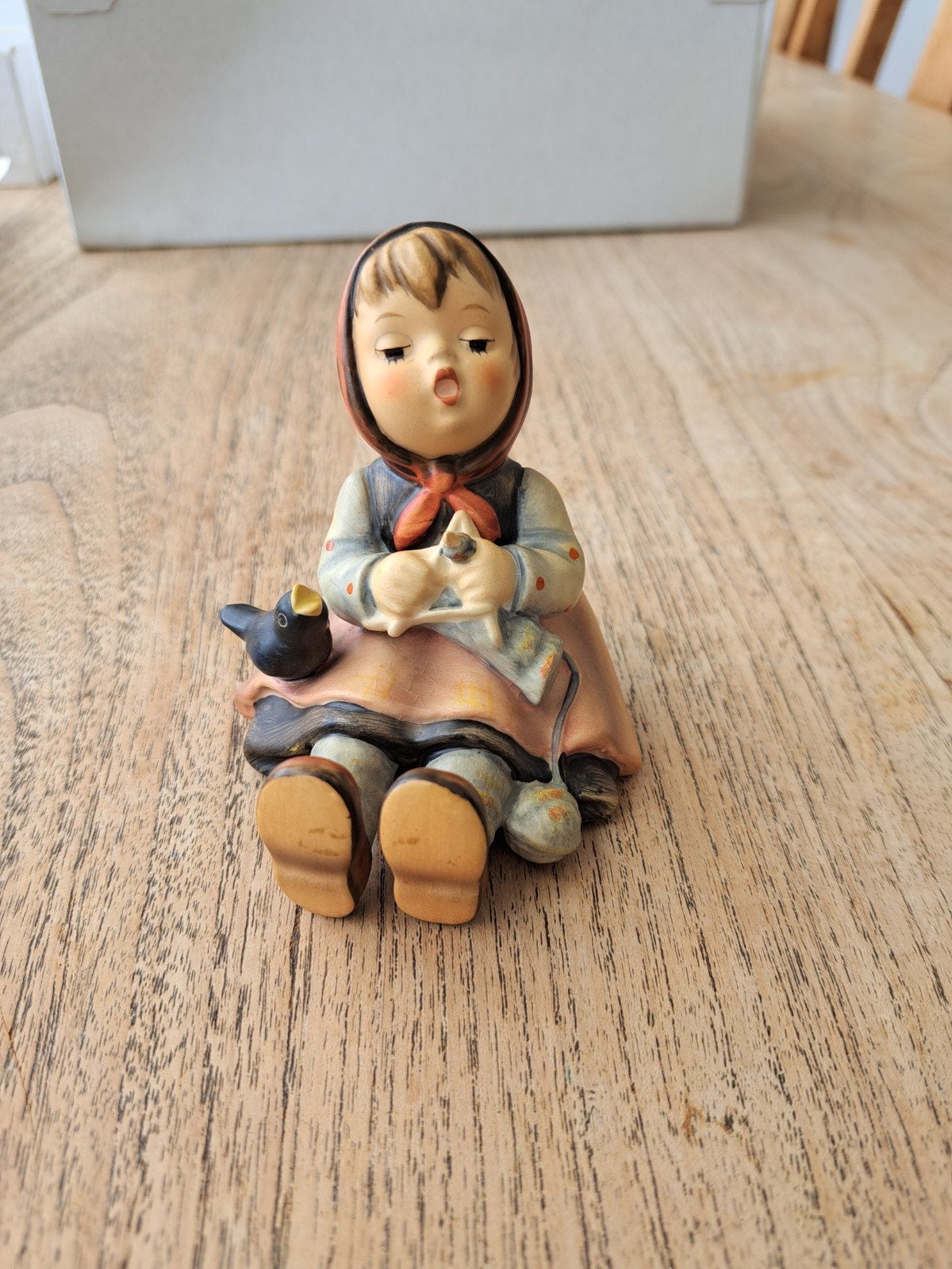 Goebel Hummel beeldje, 1981, nr 69, 8 cm hoog, Verzamelen, Beelden en Beeldjes, Ophalen of Verzenden, Zo goed als nieuw, Hummel