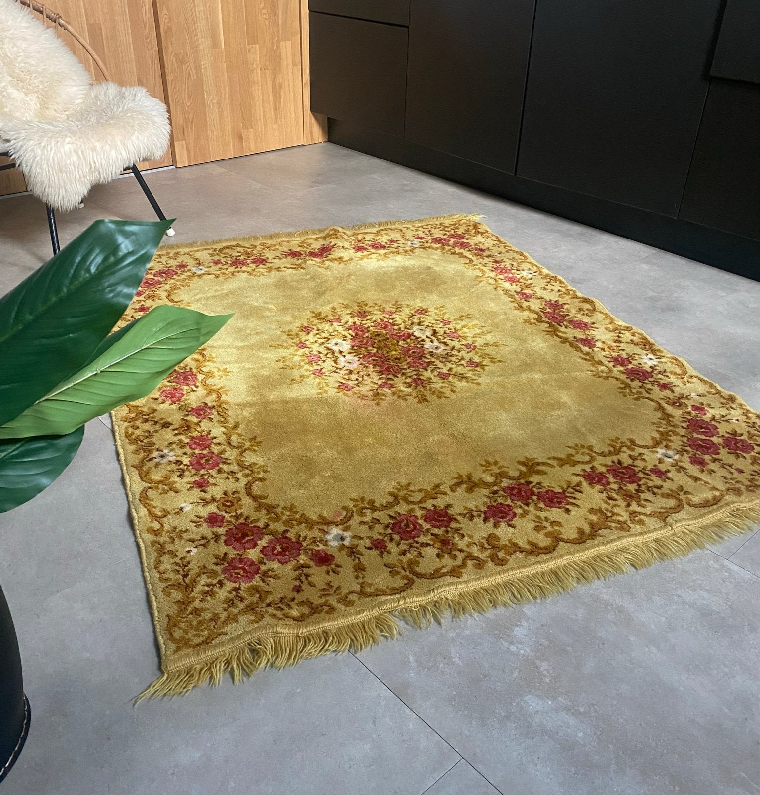 Vintage vloerkleed goud/geel met bloemenpatroon, Huis en Inrichting, 100 tot 150 cm, Ophalen of Verzenden, Zo goed als nieuw, 150 tot 200 cm