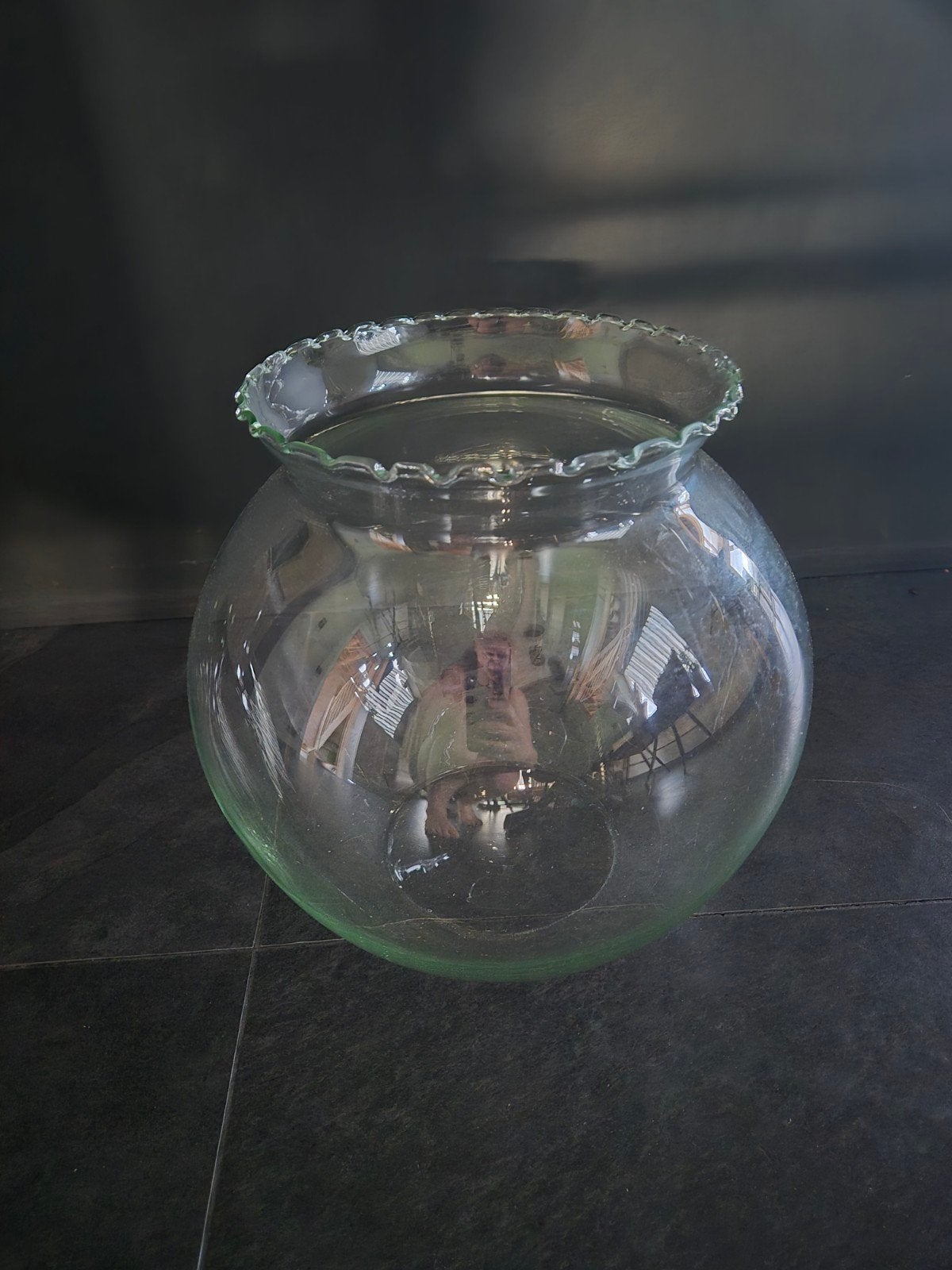 Grote glazen vissenkom met decoratieve rand, Antiek en Kunst, Antiek | Vazen, Ophalen