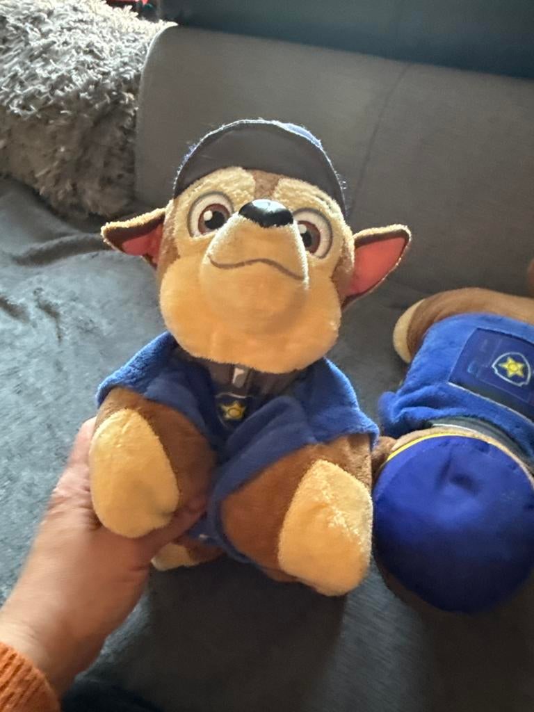 2 Paw Patrol Chase knuffels en kussentje 2 in 1, Gebruikt, Middelgroot (20 tot 80 cm), Met kleding of accessoire, Bruin
