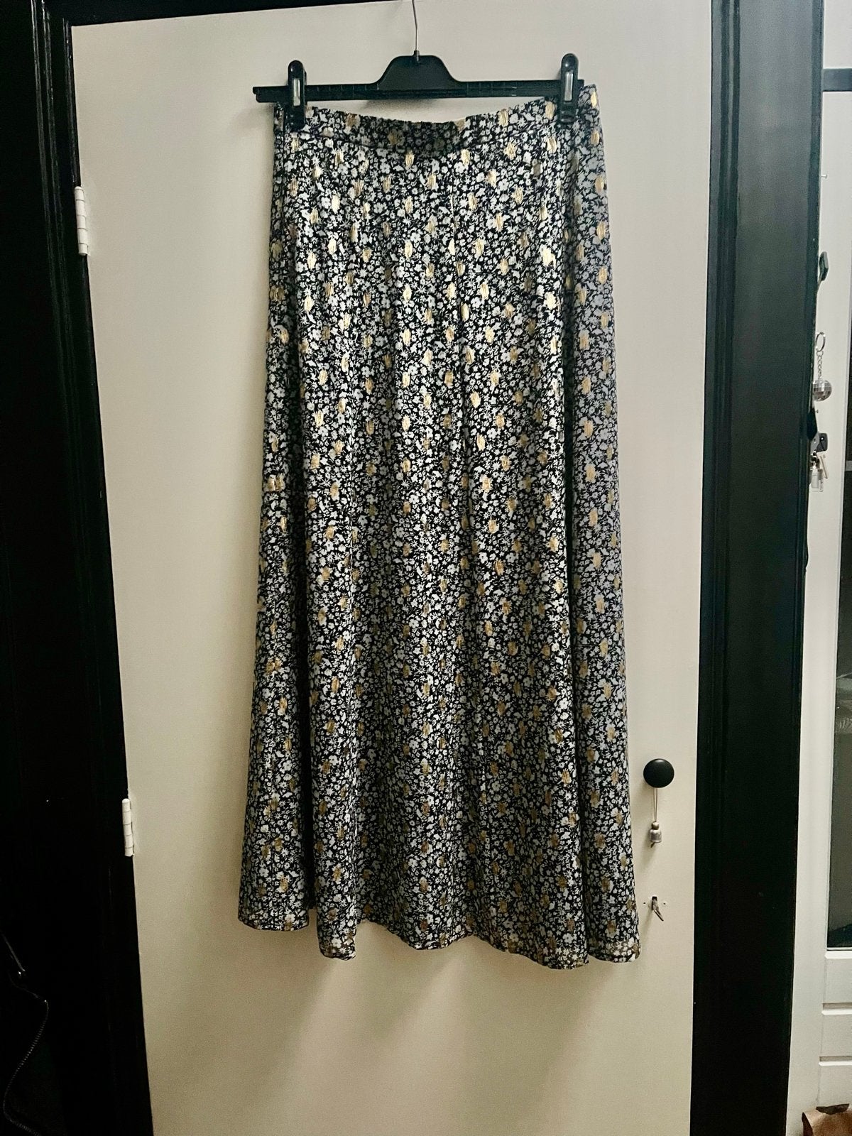 LaDress by Simone rok met bloemenprint en goudaccenten, Kleding | Dames, Rokken, Maat 38/40 (M), Verzenden, Zwart, Zo goed als nieuw