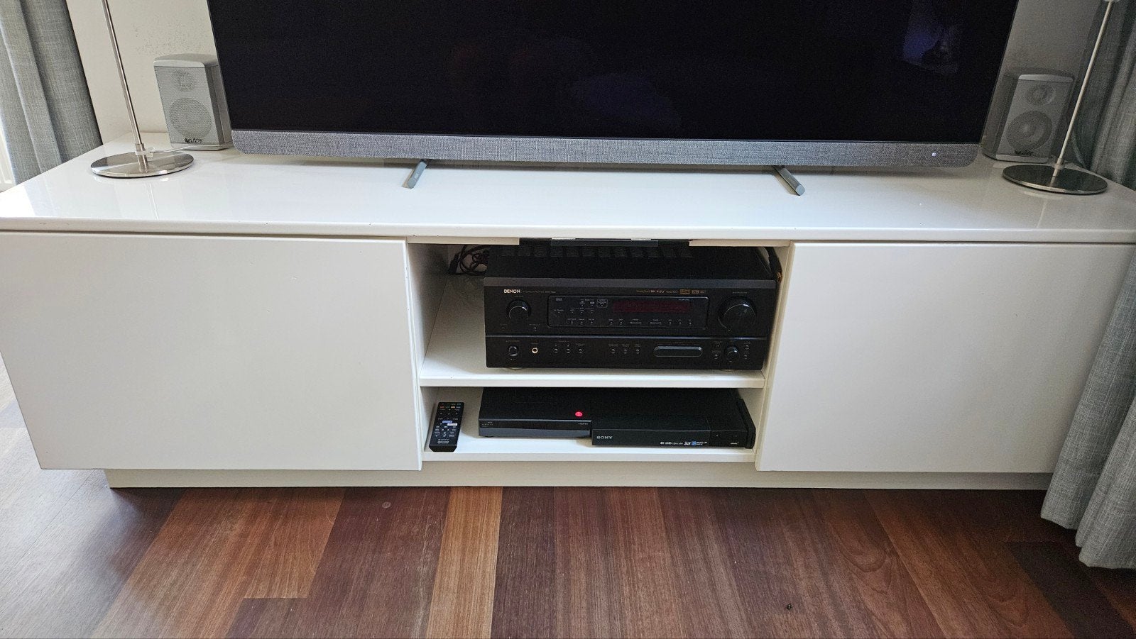 Hoogglans wit tv-meubel met optionele bovenkast (IKEA), Ophalen