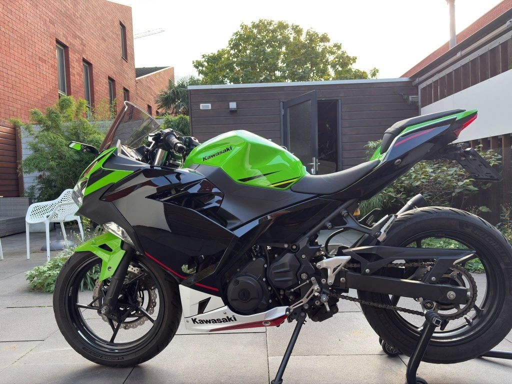 Kawasaki Ninja 400 KRT Edition, 2 cilinders, 399 cc, Minimaal motorrijbewijs A2, ABS