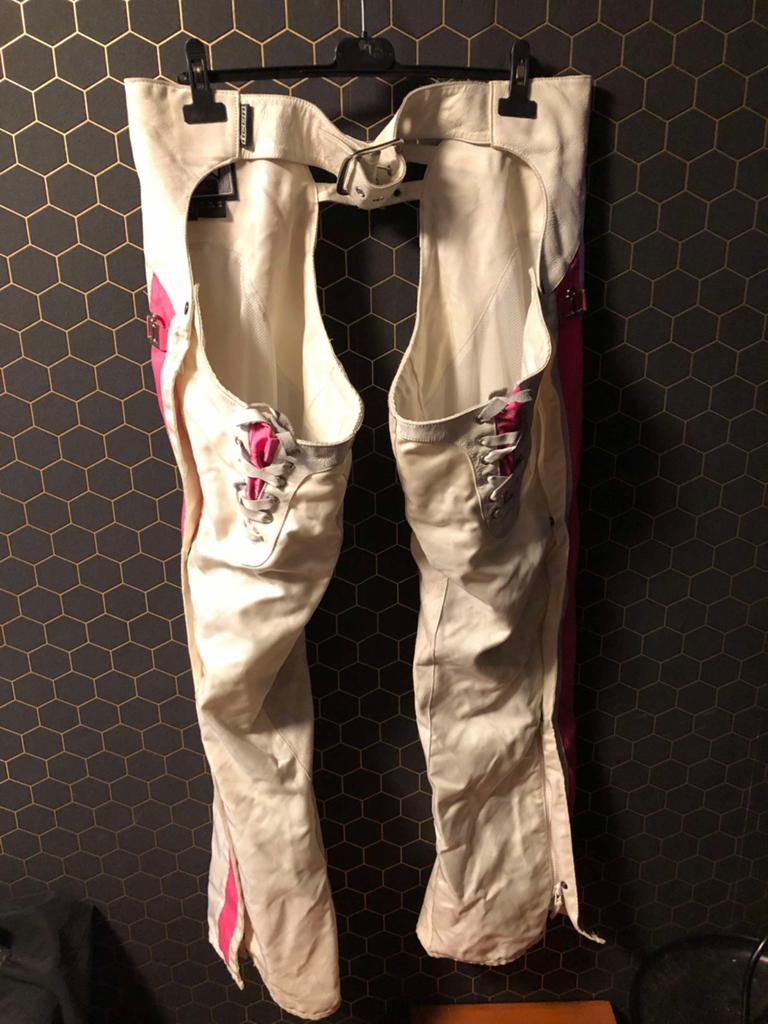 Hella Street Angel leren chaps - XL - Wit/Roze, Kleding | Dames, Ophalen of Verzenden, Zo goed als nieuw