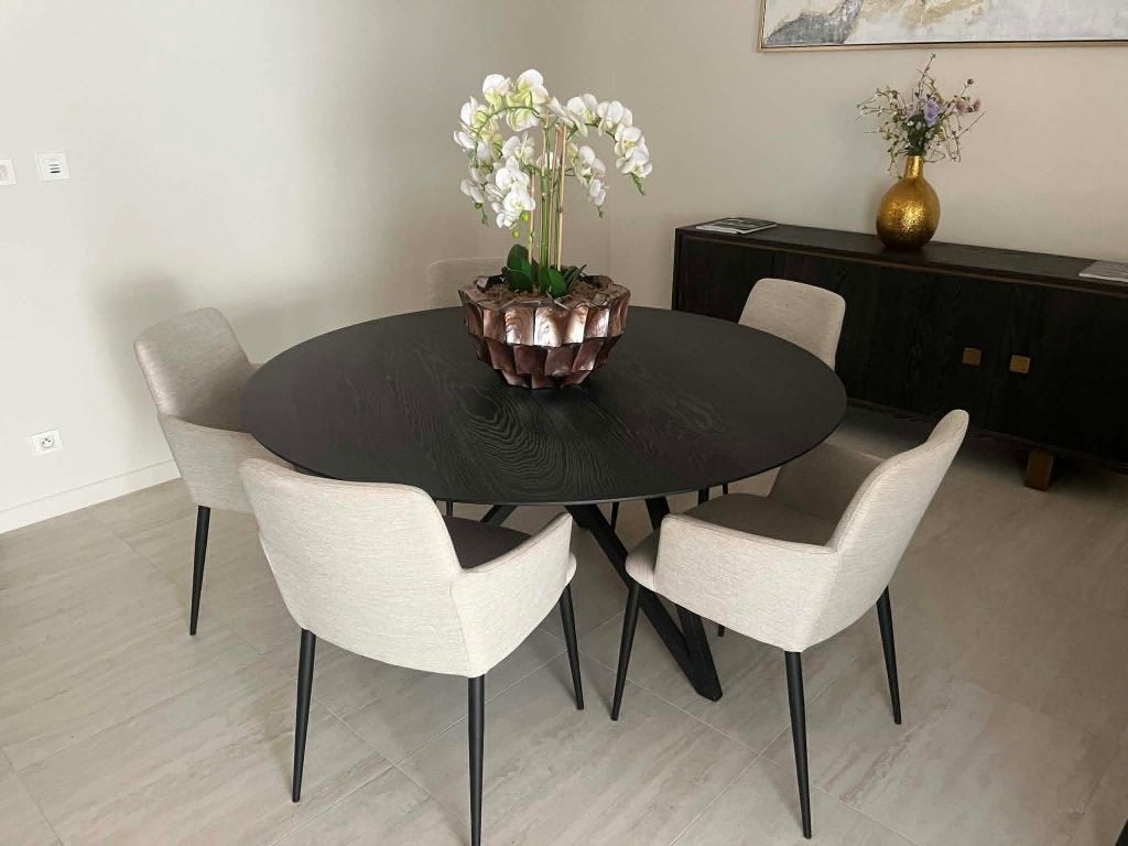 Zwart eiken eettafel - 150 cm diameter + 5 beige stoelen, Ophalen, Rond, Zo goed als nieuw, Vijf personen of meer