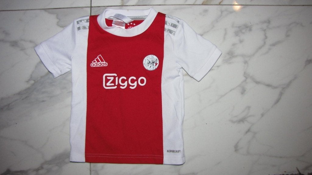 104 AJAX rood wit thuis, Kinderen en Baby's, Kinderkleding | Maat 104, Verzenden, Zo goed als nieuw, Jongen, Sport- of Zwemkleding