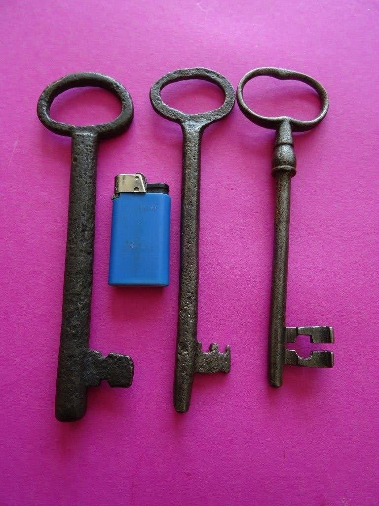 3 GROTE ANTIEKE SLEUTELS SLEUTEL SLOT SLOTEN DEUR HANGSLOT, Antiek en Kunst, Curiosa en Brocante, Ophalen of Verzenden