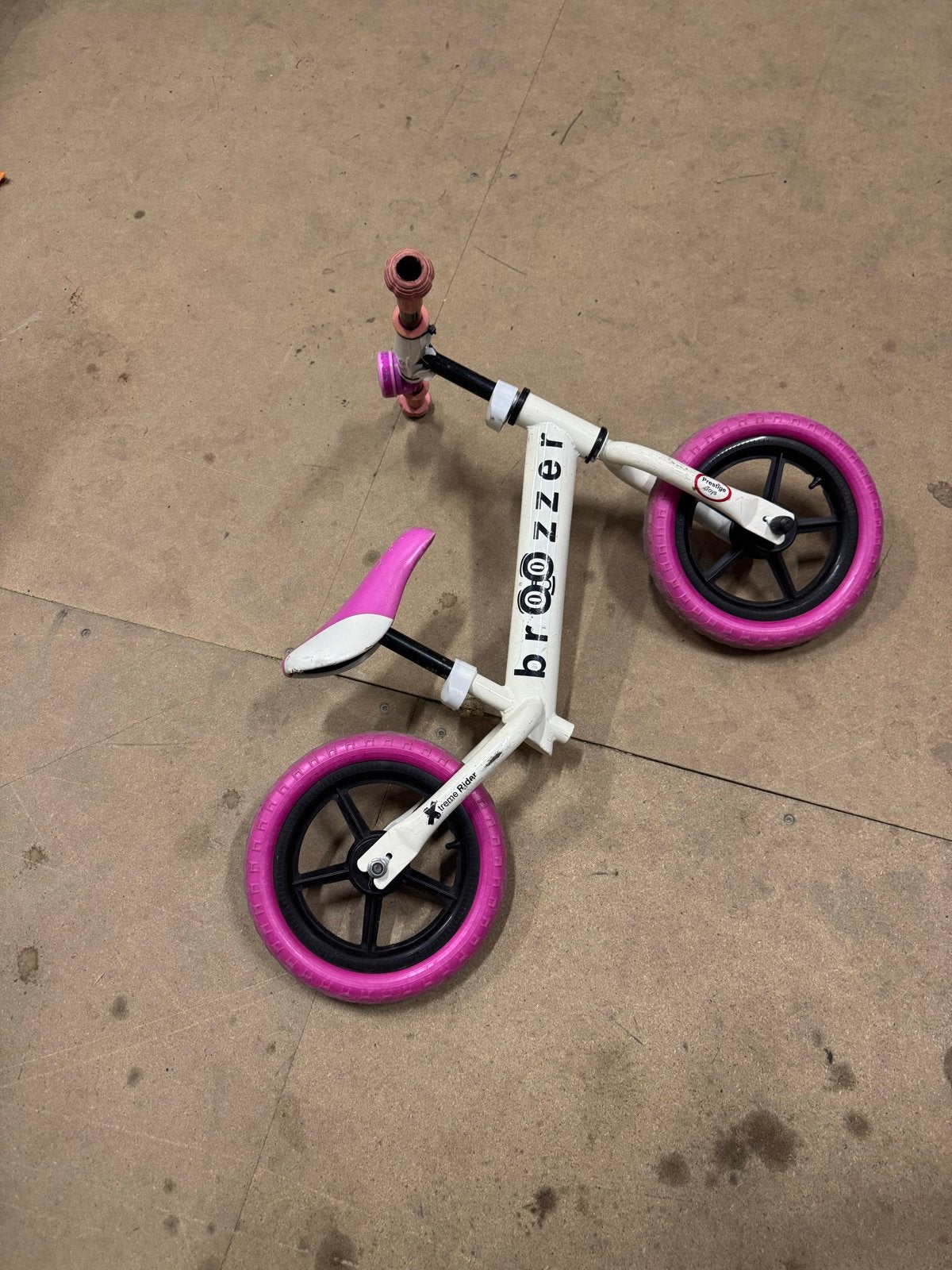 Broozzer loopfiets roze - Zo goed als nieuw, Ophalen, Gebruikt, Minder dan 16 inch