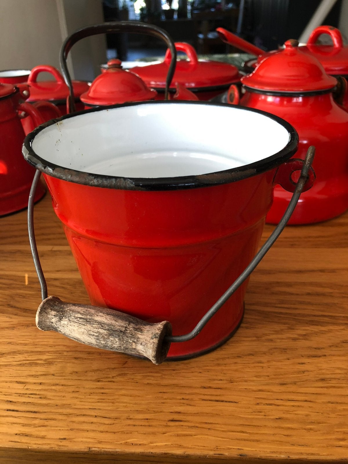 Rood emaille emmertje met houten handvat, Ophalen of Verzenden