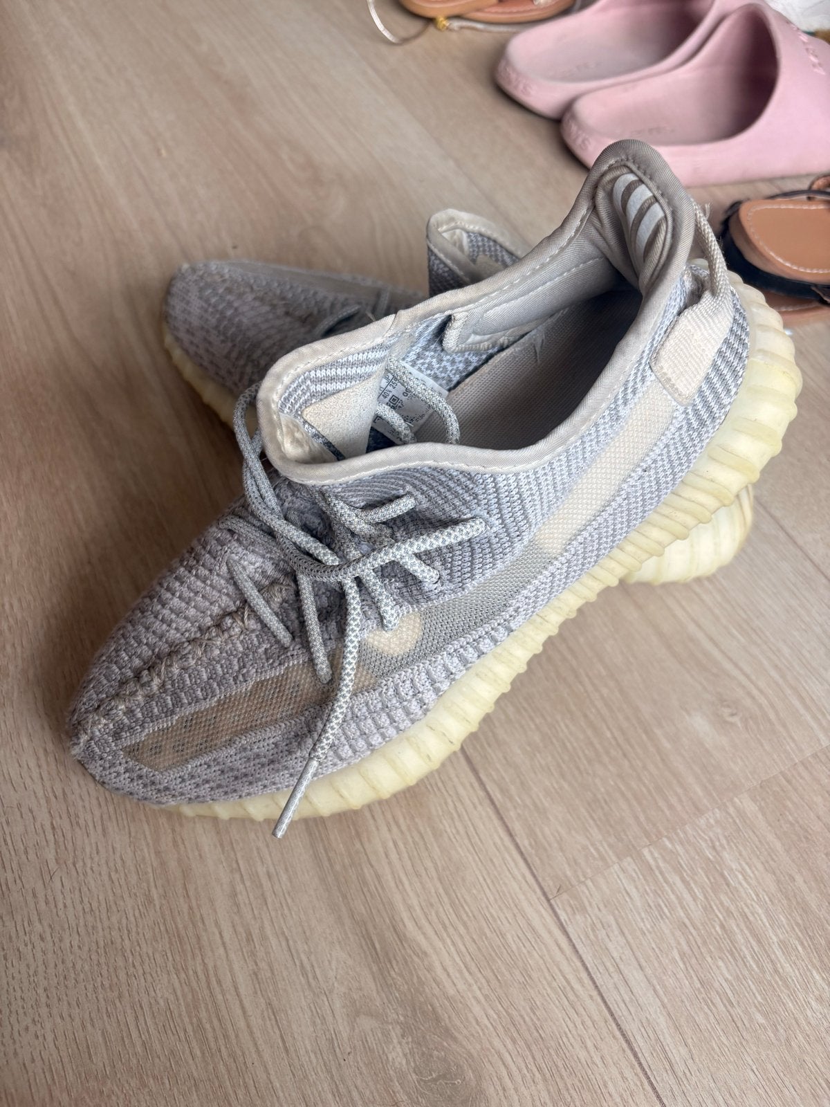 Adidas Yeezy Boost 350 V2 Light Grijs Sneakers Maat 40 2/3, Kleding | Dames, Ophalen of Verzenden, Gedragen, Grijs, Sneakers of Gympen