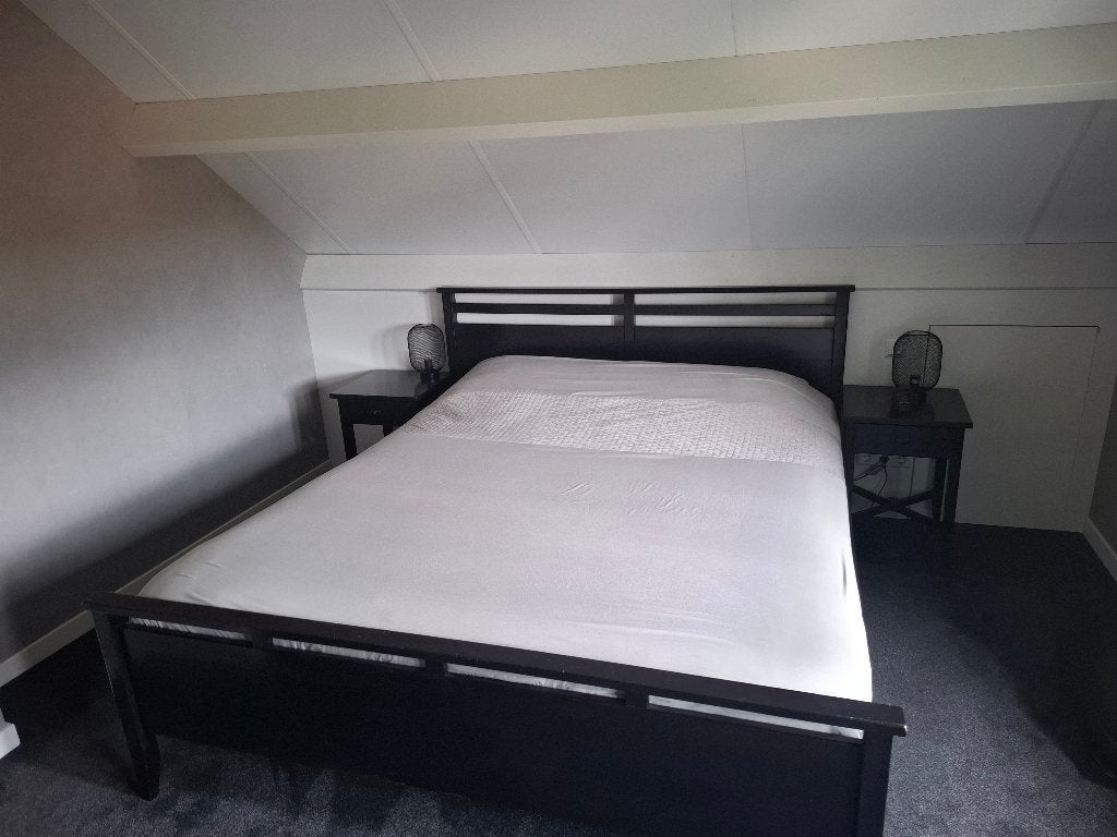 Te koop bed met lattenbodem en 2 nachtkastjes, Ophalen, Gebruikt, Bruin, 210 cm