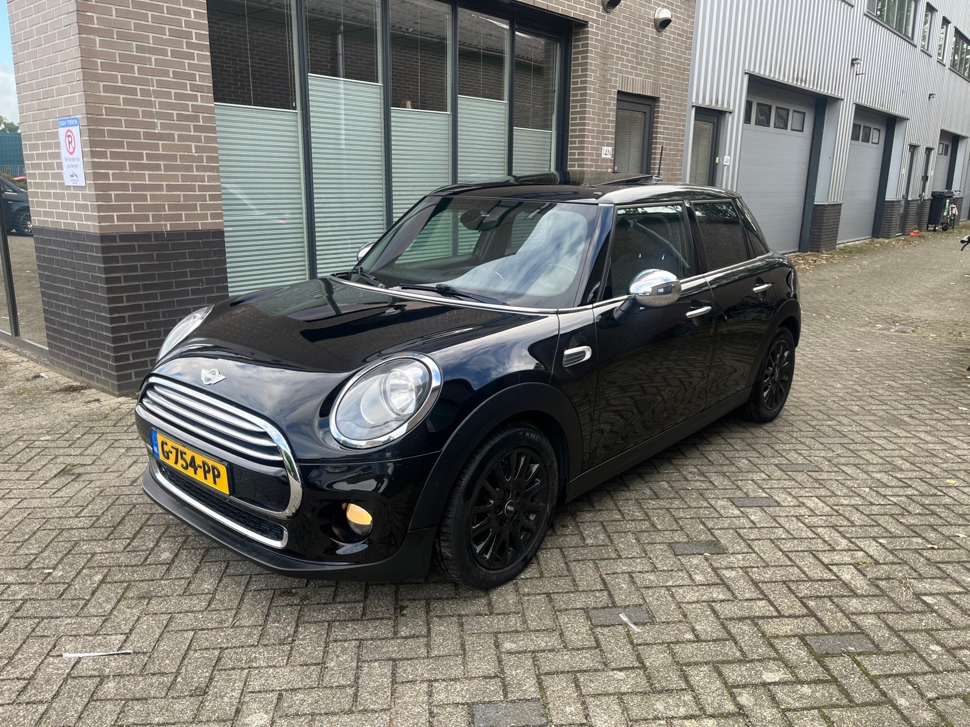 Mini 5-Deurs 1.5 Cooper Chili Serious Business! Pano! Leder!, Auto's, Mini, 136 pk, Gebruikt, Leder en Stof, Bedrijf