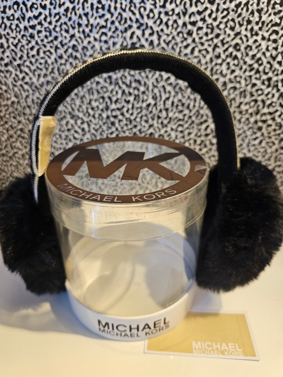 MICHAEL KORS; MOOIE ZWARTE OORWARMERS € 25,-, Ophalen of Verzenden, Zo goed als nieuw