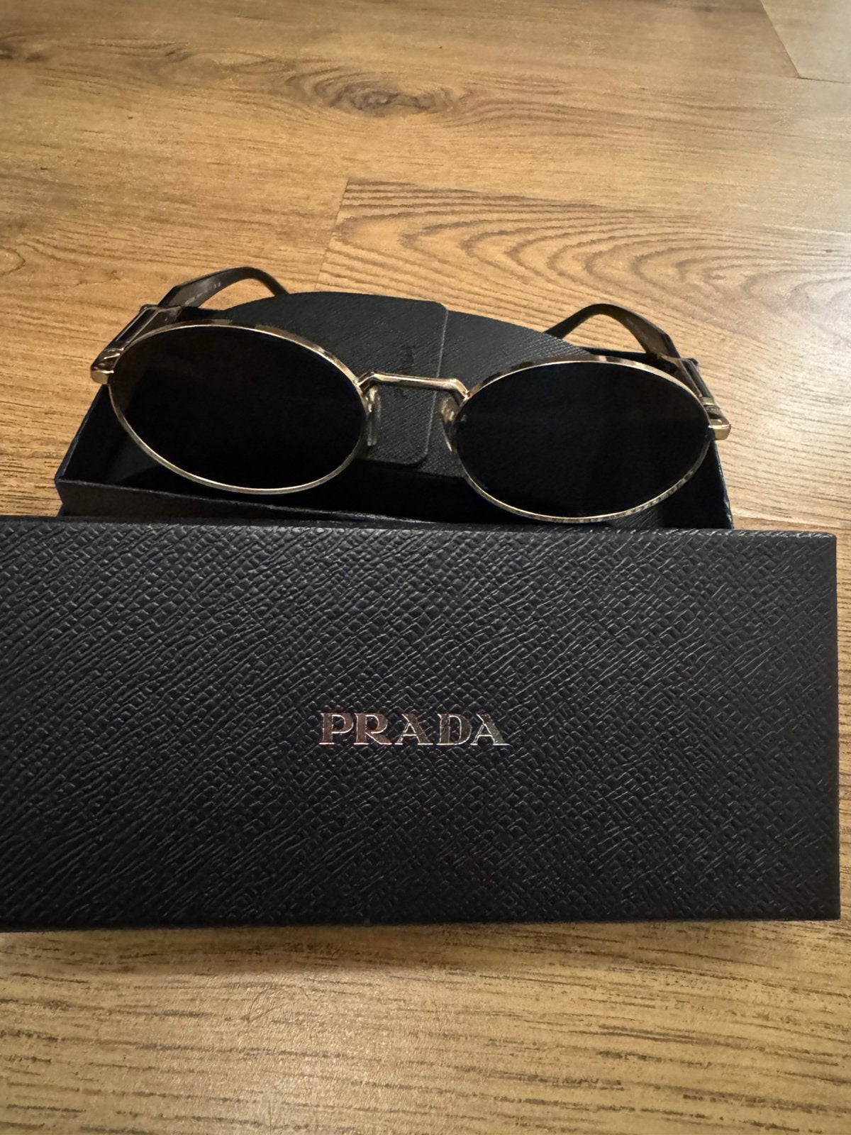Prada Zonnebril PR 65ZS orgineel, Ophalen of Verzenden, Zo goed als nieuw, Zwart, Prada