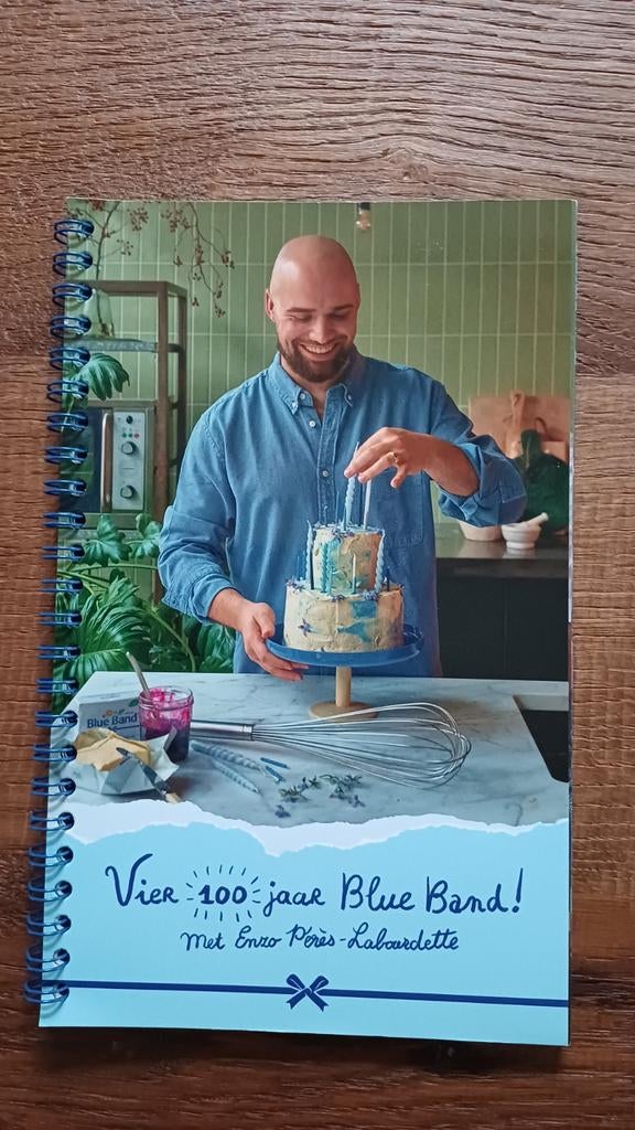 Vier 100 jaar Blue Band met Enzo Pérès-Labourdette, Boeken, Kookboeken, Overige typen, Ophalen of Verzenden, Zo goed als nieuw