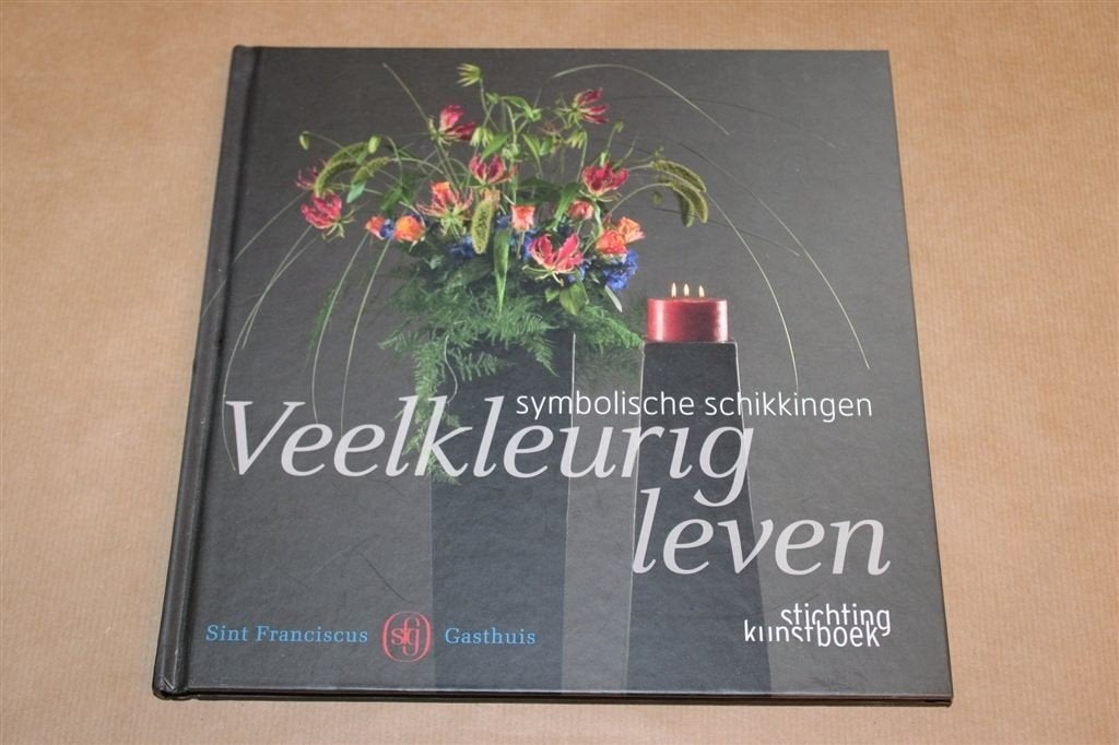 Veelkleurig Leven — Symbolische Bloemschikkingen Fotoboek, Ophalen of Verzenden, Gelezen, Overige onderwerpen, Achtergrond en Informatie