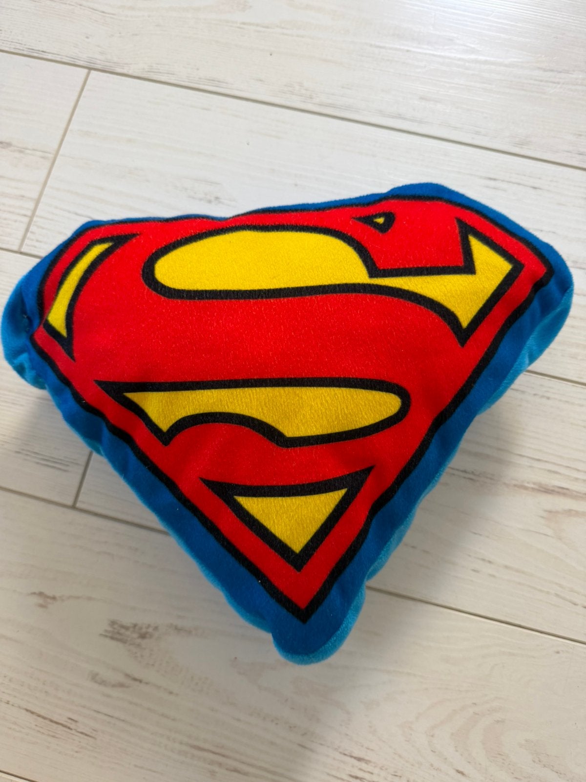 Superman tekenvormig kussen, Ophalen of Verzenden, Zo goed als nieuw, Beeldje of Figuurtje