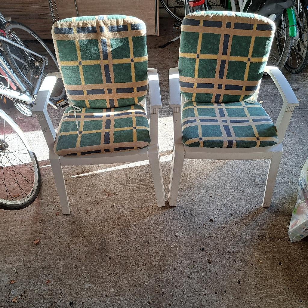 GRATIS twee plastic stoelen, Ophalen, Gebruikt, Plastic, Stapelbaar