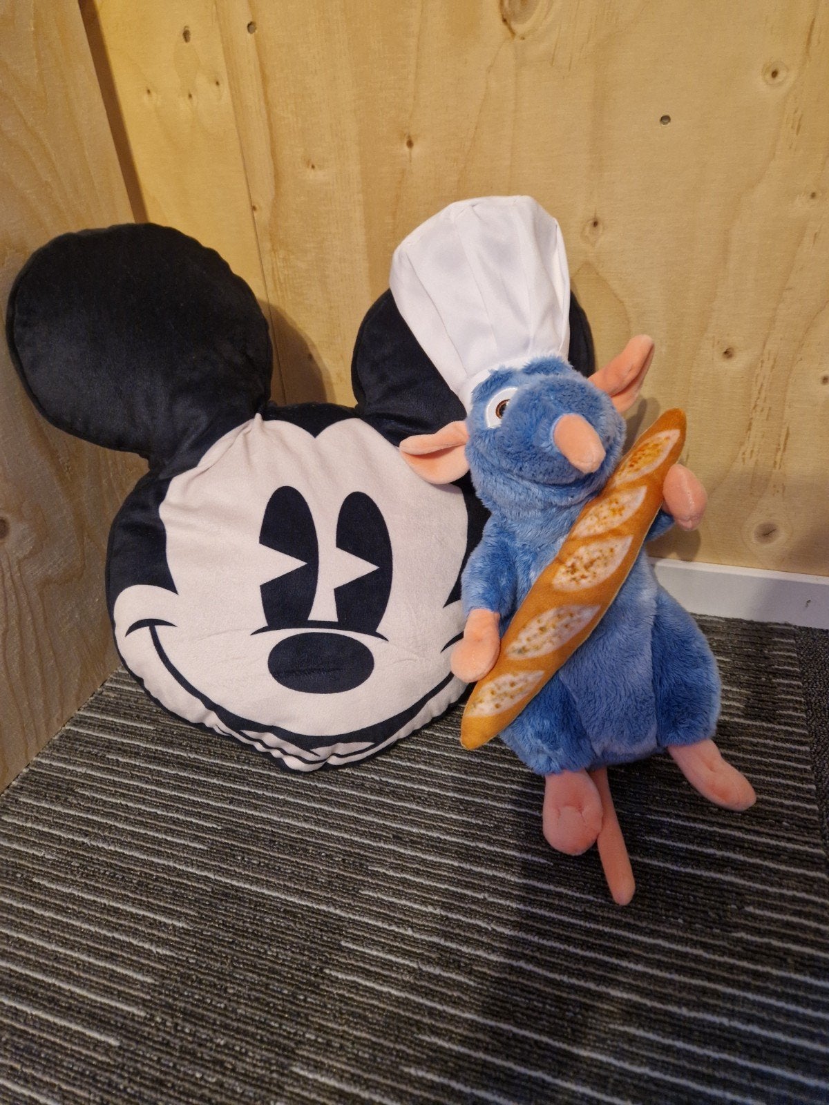 Remy de Ratatouille knuffel en Mickey Mouse kussen, Verzamelen, Disney, Ophalen, Mickey Mouse, Zo goed als nieuw, Knuffel