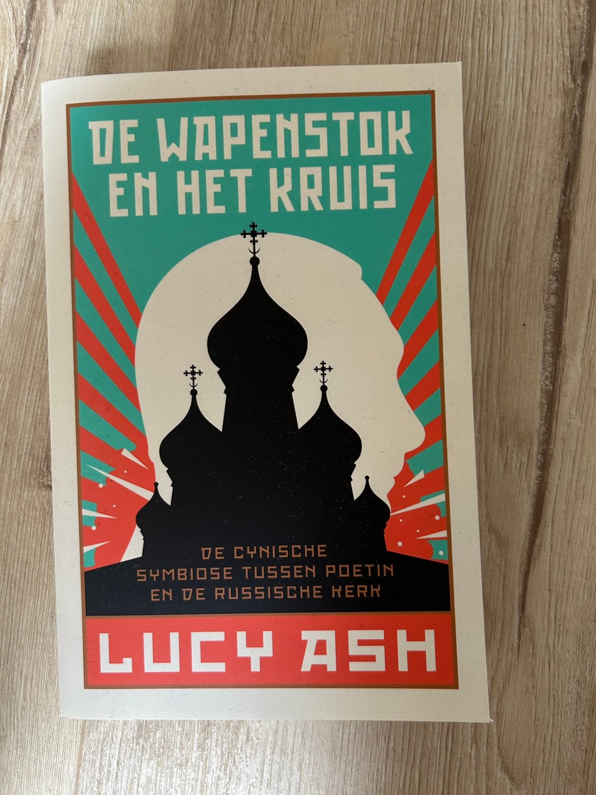 De wapenstok en het kruis - Lucy Ash, Ophalen of Verzenden, Zo goed als nieuw
