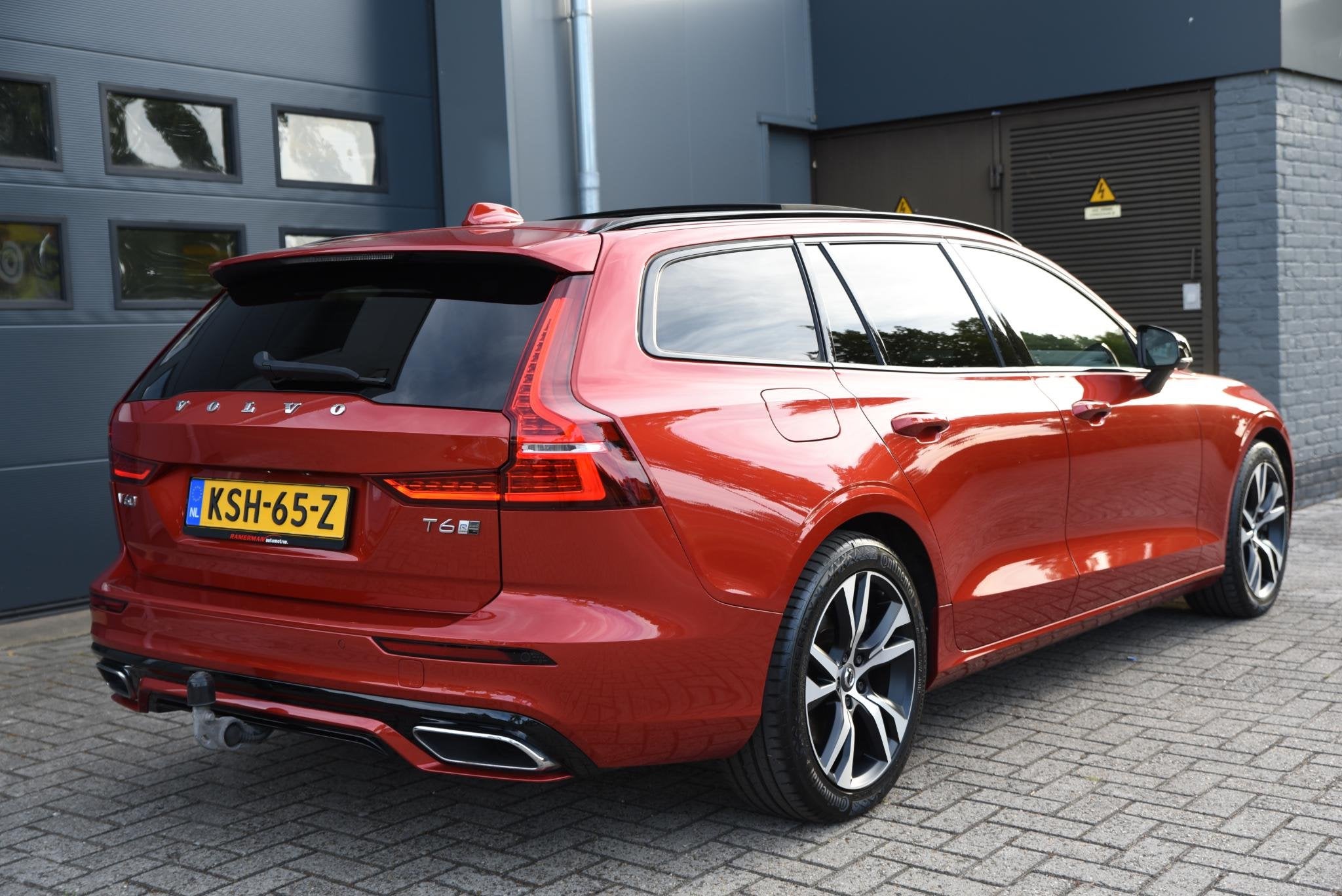 Volvo V60 2.0 T6 Twin Engine AWD R-Design PANO - TREKHAAK -, Stof, Gebruikt, Euro 6, 340 pk
