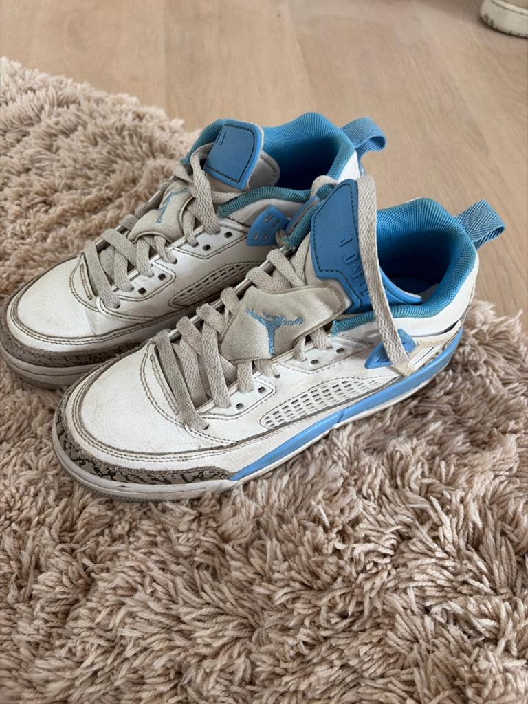 Nike Air Jordan sneakers - Wit met blauw, Kleding | Dames, Schoenen, Ophalen of Verzenden, Gedragen, Wit, Sneakers of Gympen
