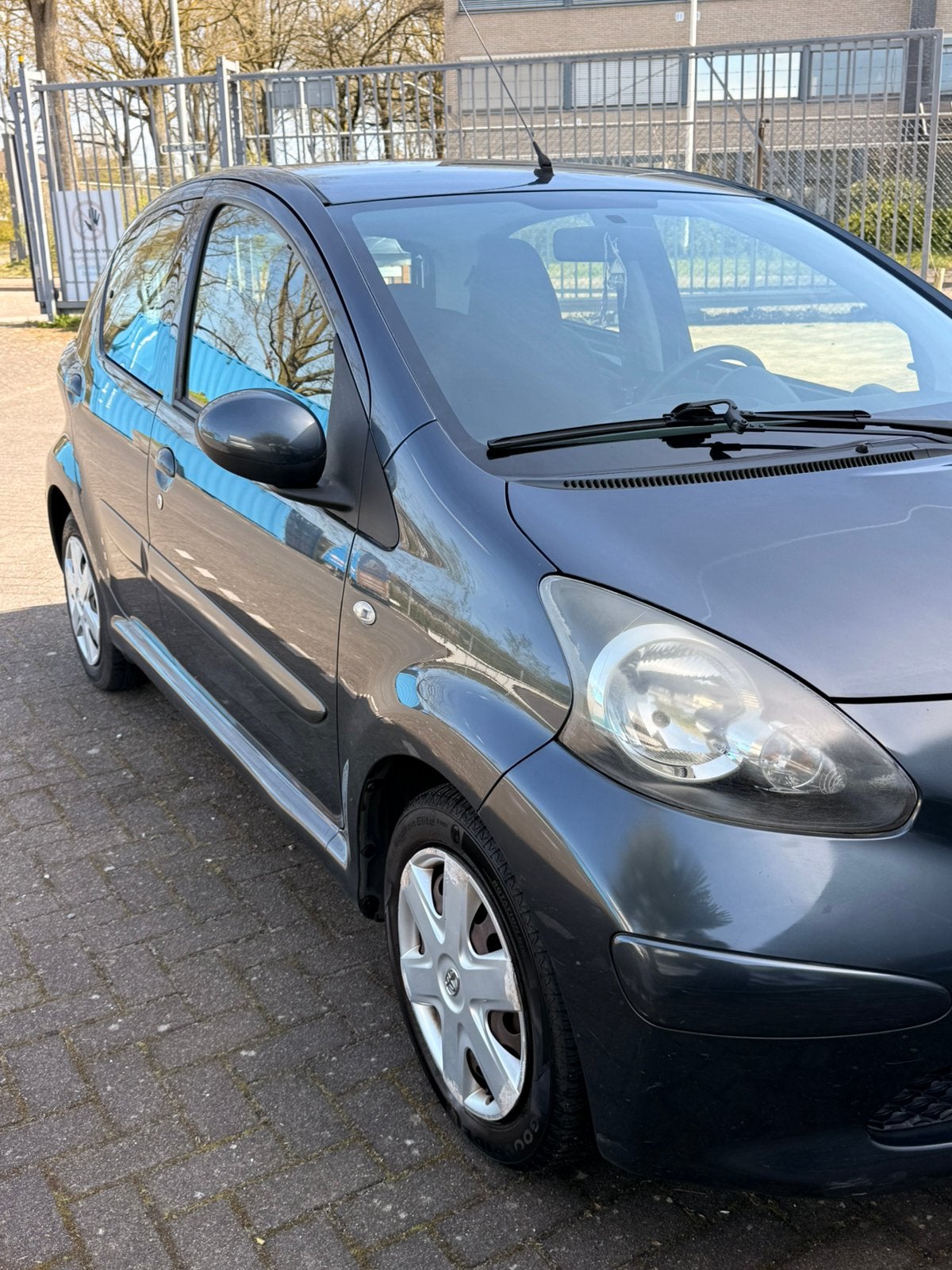 Toyota Aygo 1.0 12V Vvt-i 5DRS MMT 2007 Grijs, Auto's, Toyota, Stof, 4 stoelen, 68 pk, Origineel Nederlands