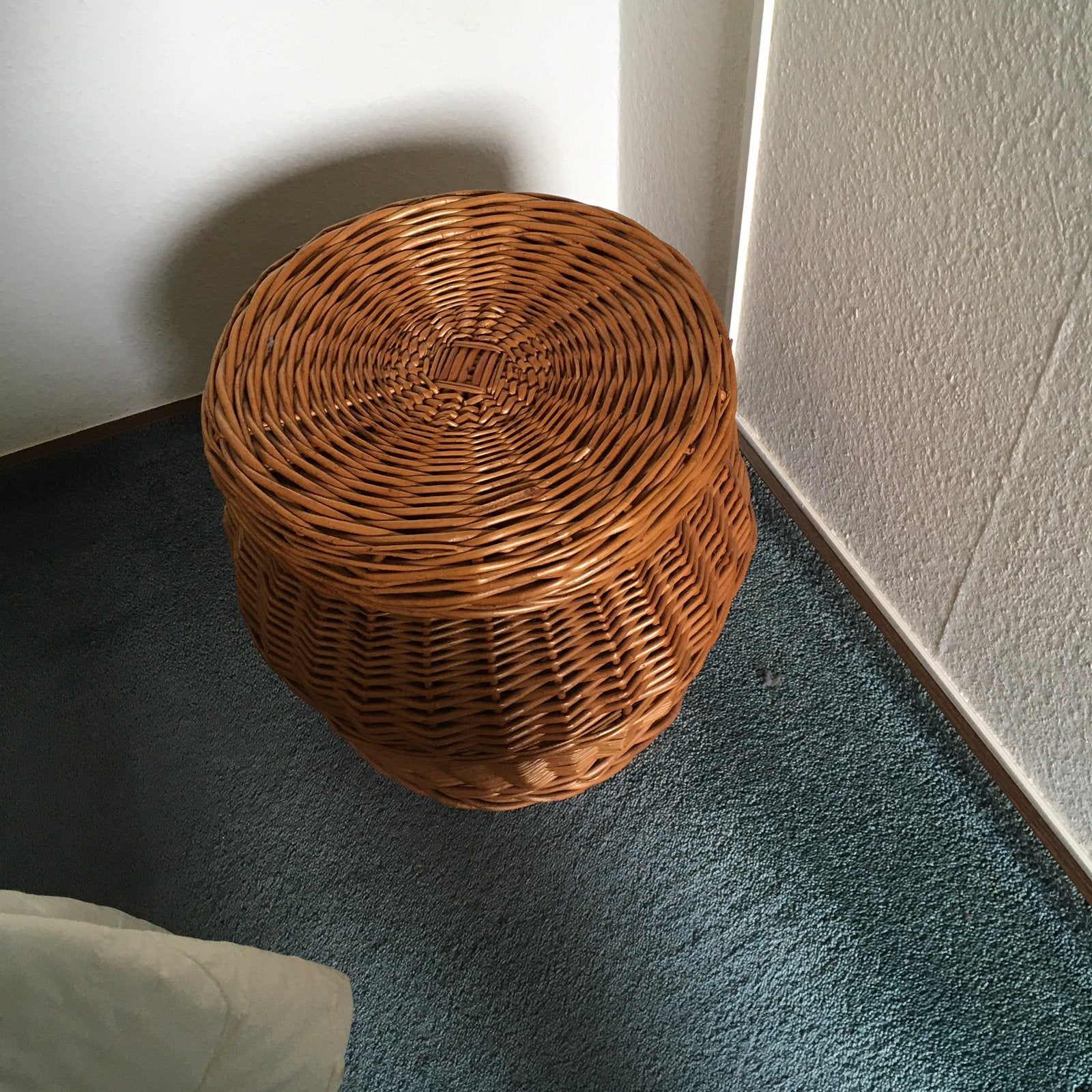 Rieten mand met deksel, Huis en Inrichting, Woonaccessoires | Schalen en Manden, Ophalen, Zo goed als nieuw, Rechthoekig, Riet
