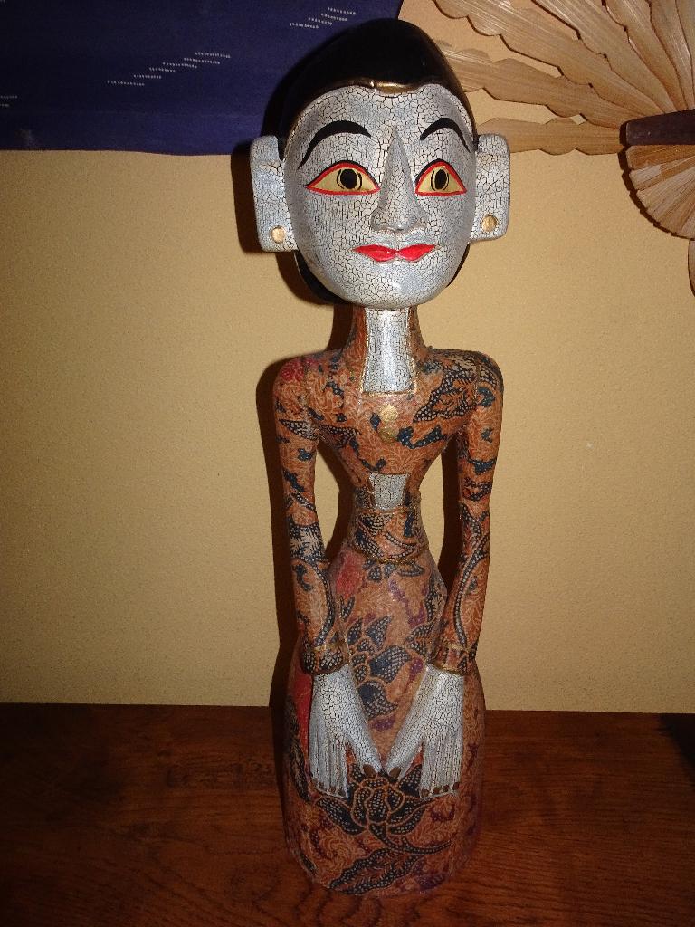 Houtsnijwerk Javaanse dame met batik kleding, Ophalen of Verzenden