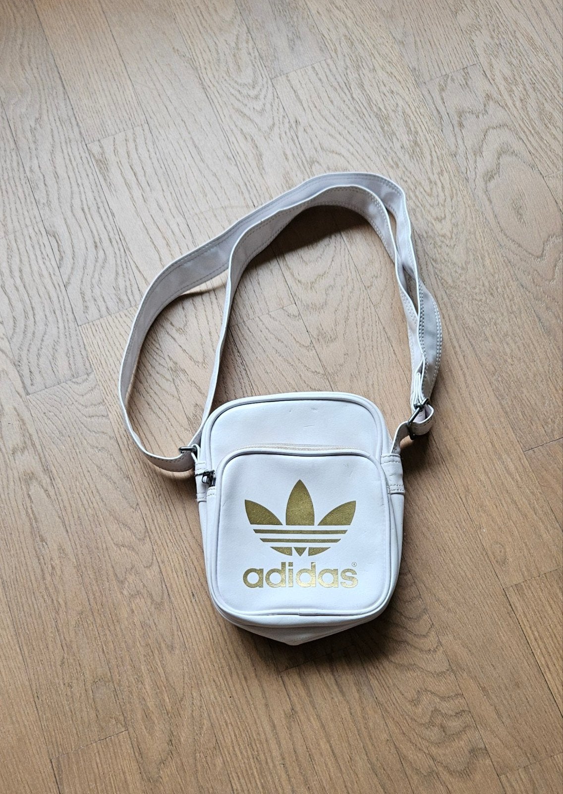 Adidas schoudertasje wit met gouden logo, Sieraden, Tassen en Uiterlijk, Tassen | Schoudertassen, Ophalen of Verzenden, Gebruikt