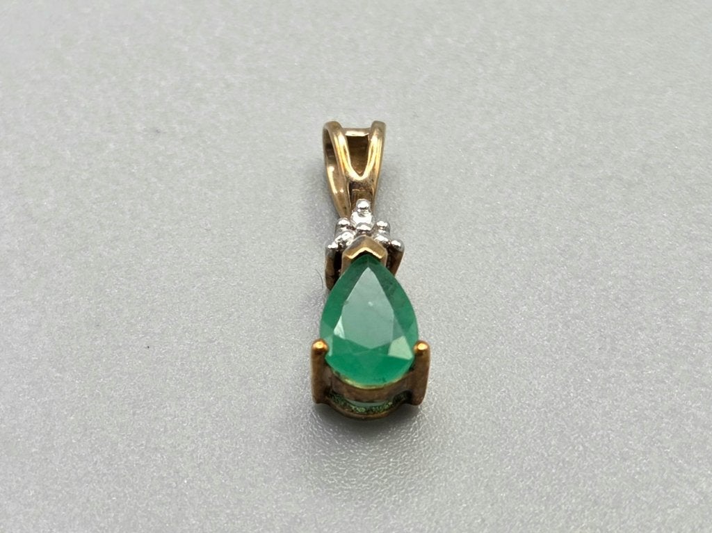 Vintage goudenhanger met smaragd en diamant. Nr3, Overige voorstellingen, Ophalen of Verzenden, Zo goed als nieuw, Groen