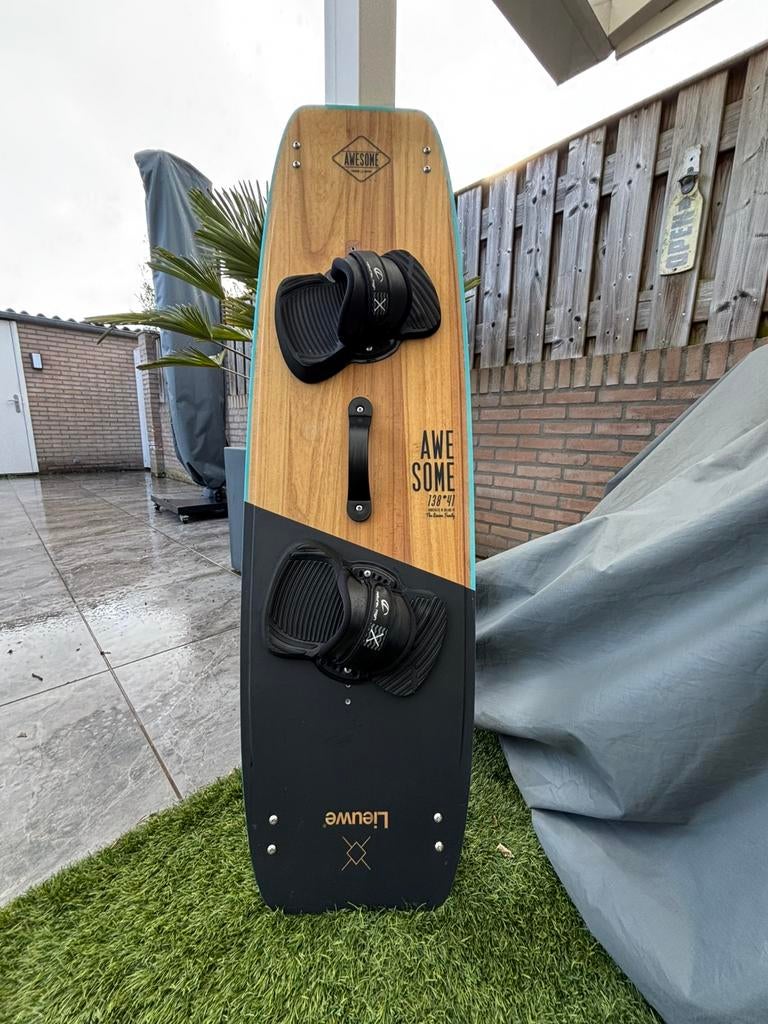 Lieuwe Awesome 138*41, Watersport en Boten, Ophalen, Twintip, Kiteboard, Zo goed als nieuw