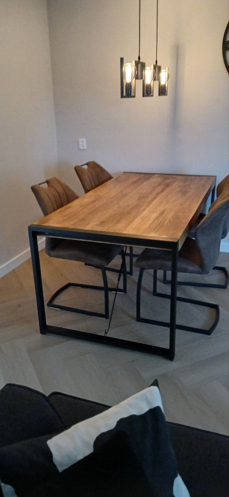 Eettafel Britt Mangohout Zwart Staal 180x90x77 cm, 50 tot 100 cm, Zo goed als nieuw, Vijf personen of meer, Industrieel, landelijl, modern.