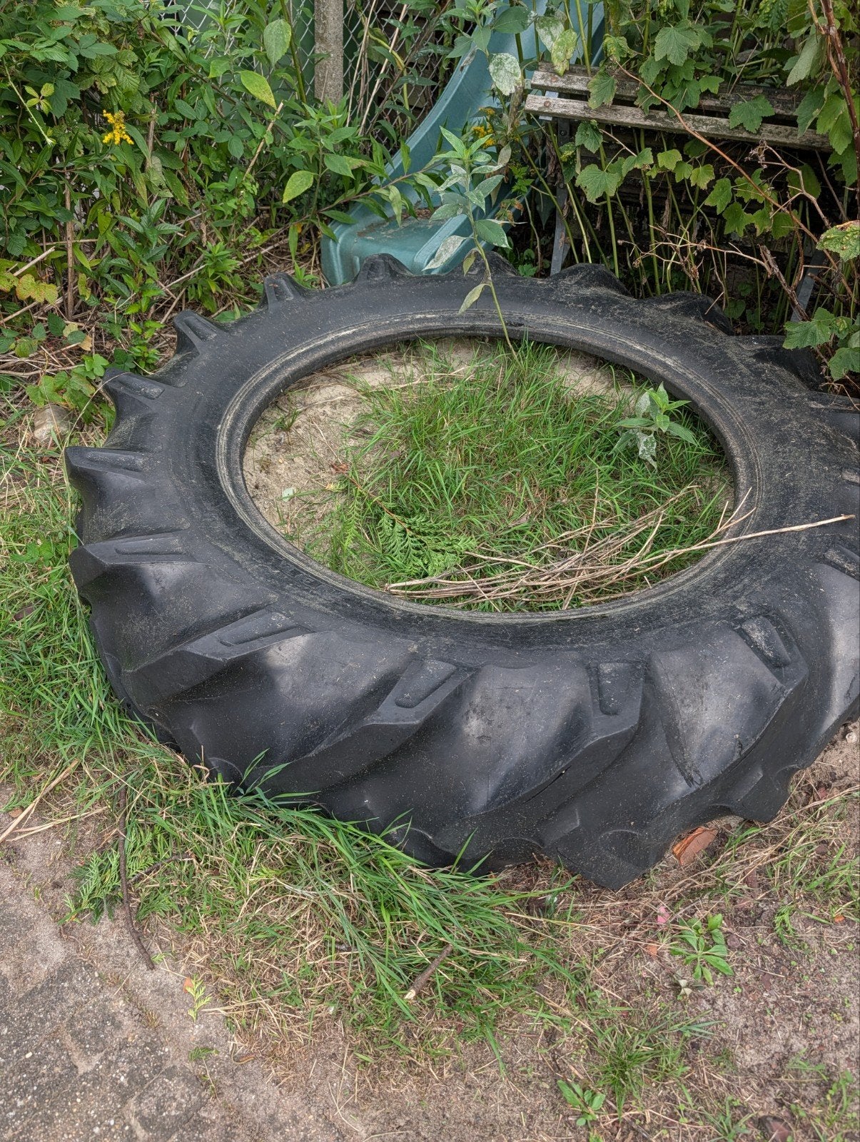 Gratis af te halen: Tractorband, gebruikt als zandbak, Ophalen