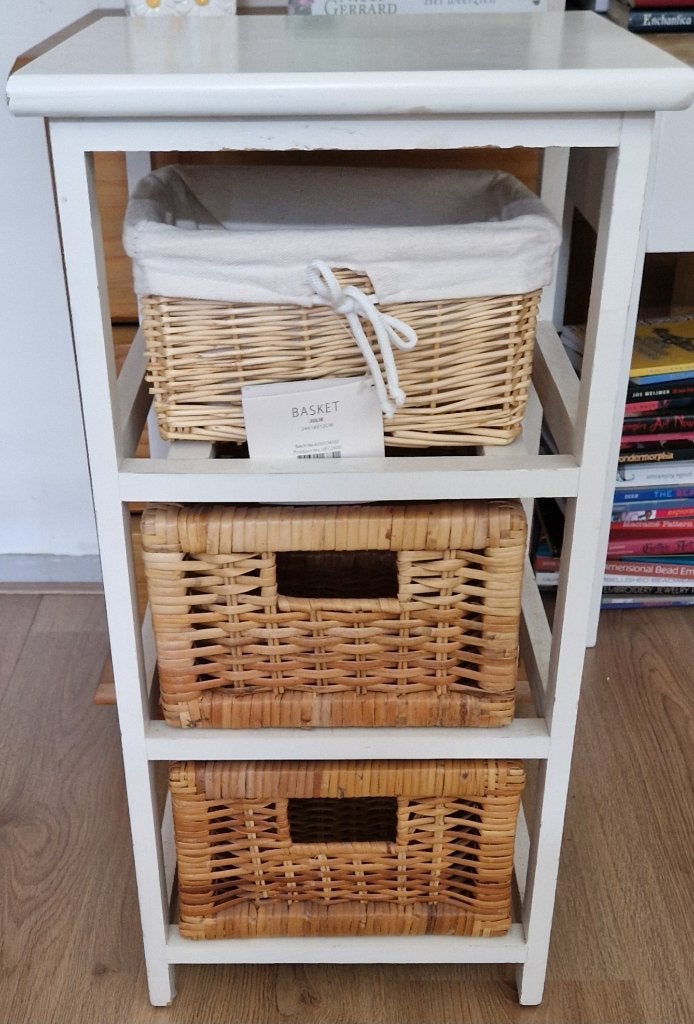 Witte houten bijzettafel met mandjes 33 x 31 x h63 cm, Ophalen, Minder dan 55 cm, Gebruikt, 60 cm of meer