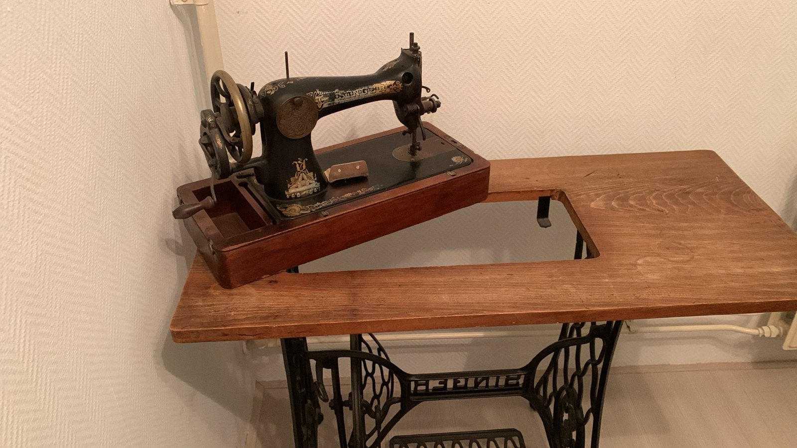Antieke Singer naaimachine met trap onderstel, Antiek en Kunst, Antiek | Naaimachines, Ophalen