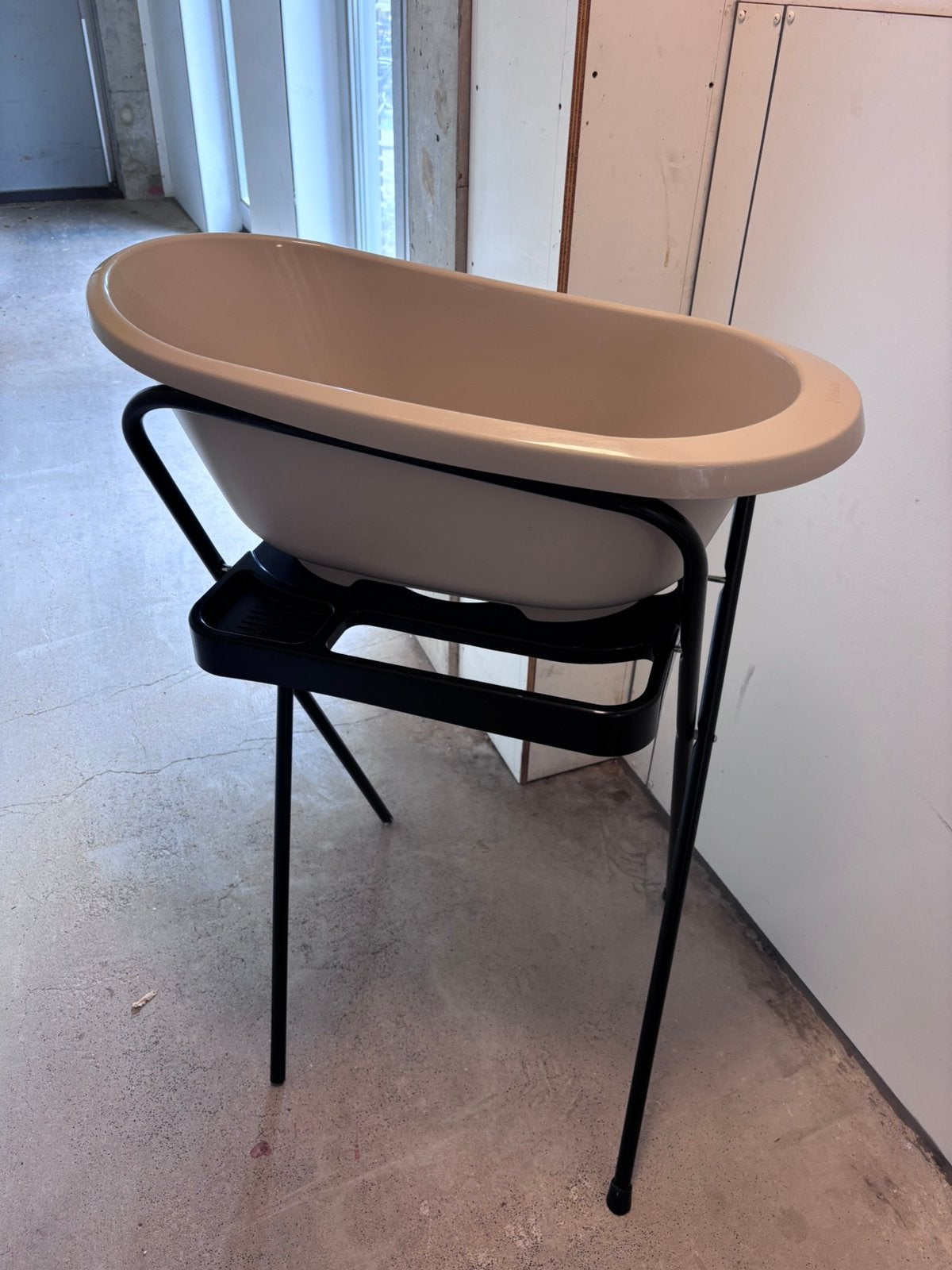 Beige babybad met zwarte standaard, Ophalen, Zo goed als nieuw, Badje, Standaard