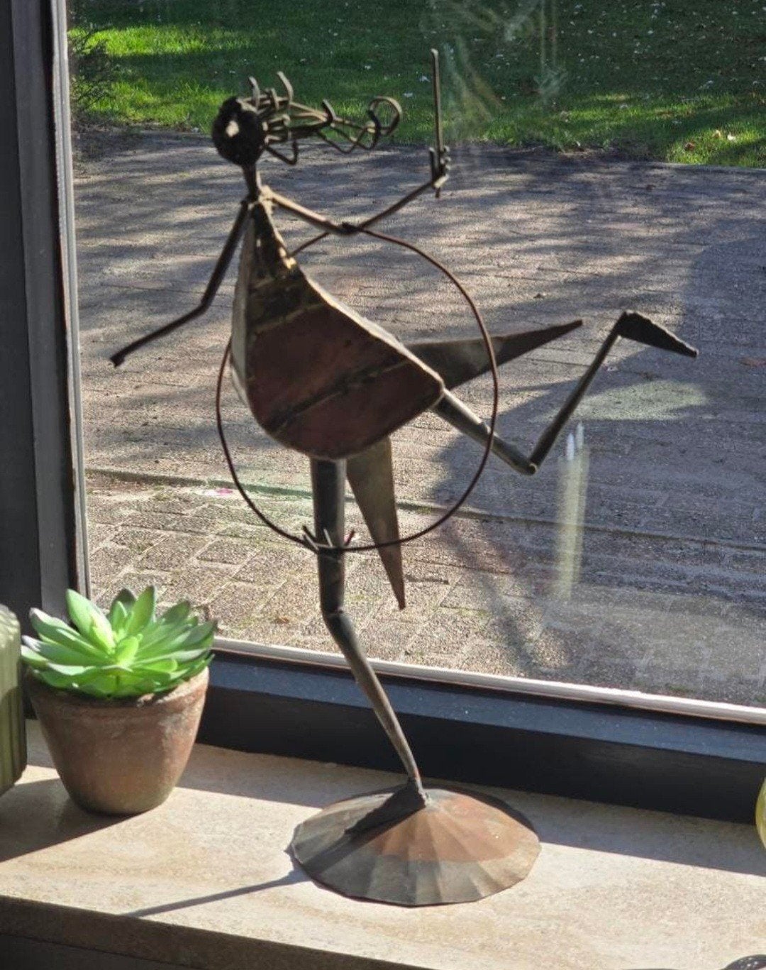 Metalen sculptuur van een vrouw met hoepel, Ophalen of Verzenden, Handgemaakt, 20 - 50 cm, Beeld