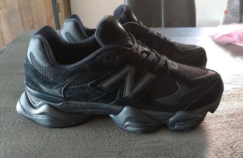 New balance 9060 triple black, Ophalen of Verzenden, Zo goed als nieuw