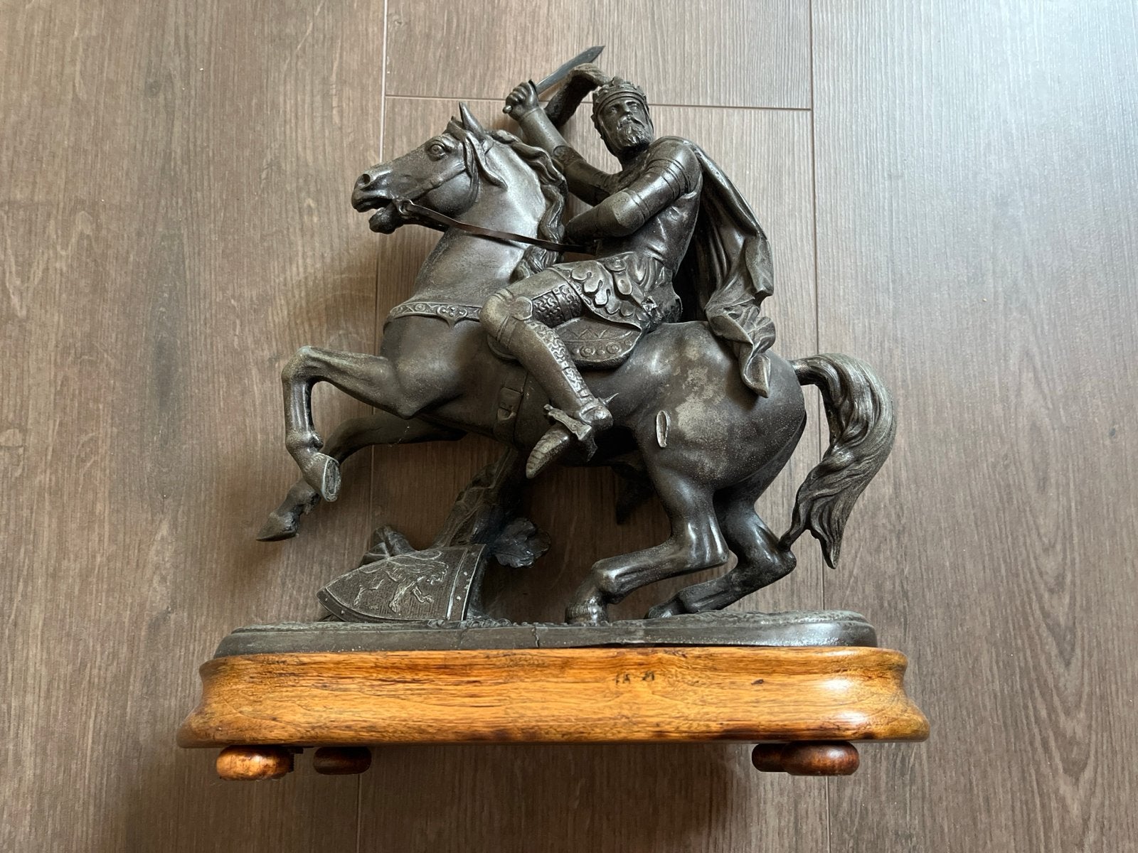 Antiek beeld van ridder te paard op houten sokkel, Ophalen