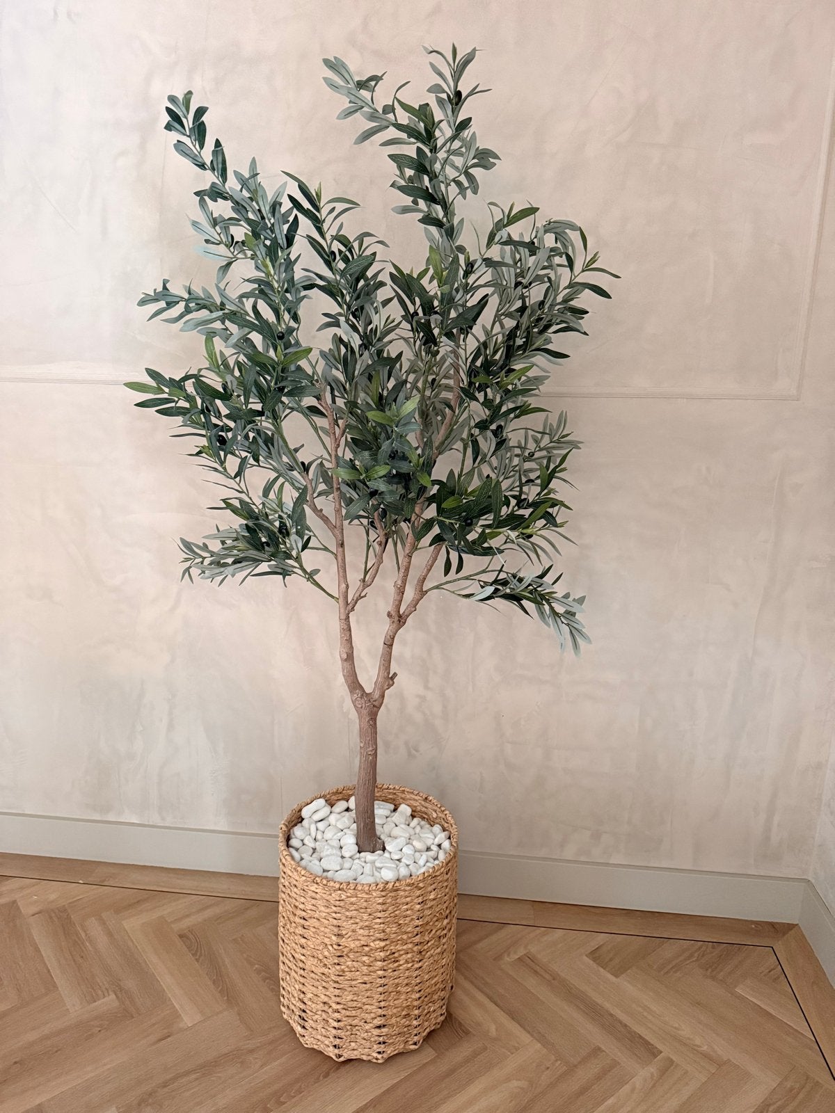 Grote kunst olijfboom 190 cm met mand en stenen, Ophalen, Binnen, Groen, Kunstplant