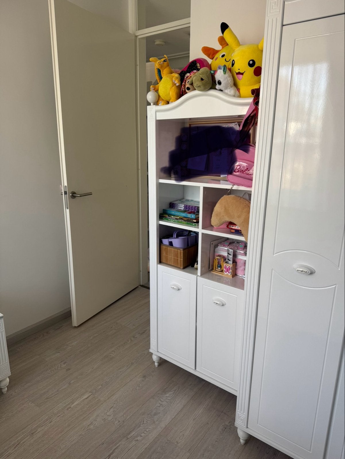 Witte kledingkast en nachtkastje (kinderkamer) met matras, Ophalen, 100 tot 150 cm, Zo goed als nieuw, Met lade(s)