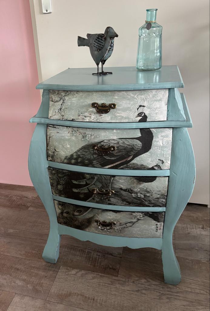 Gerestyled brocante ladekastje met pauwenprint, Huis en Inrichting, Kasten | Ladekasten, Ophalen, Minder dan 50 cm, 3 of 4 laden