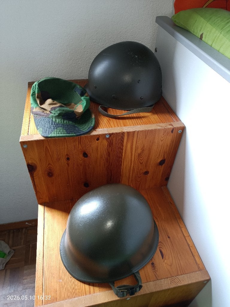 2x legerhelm en pet, Verzamelen, Militaria | Algemeen, Ophalen of Verzenden, Overige soorten, Overige gebieden, Helm of Baret