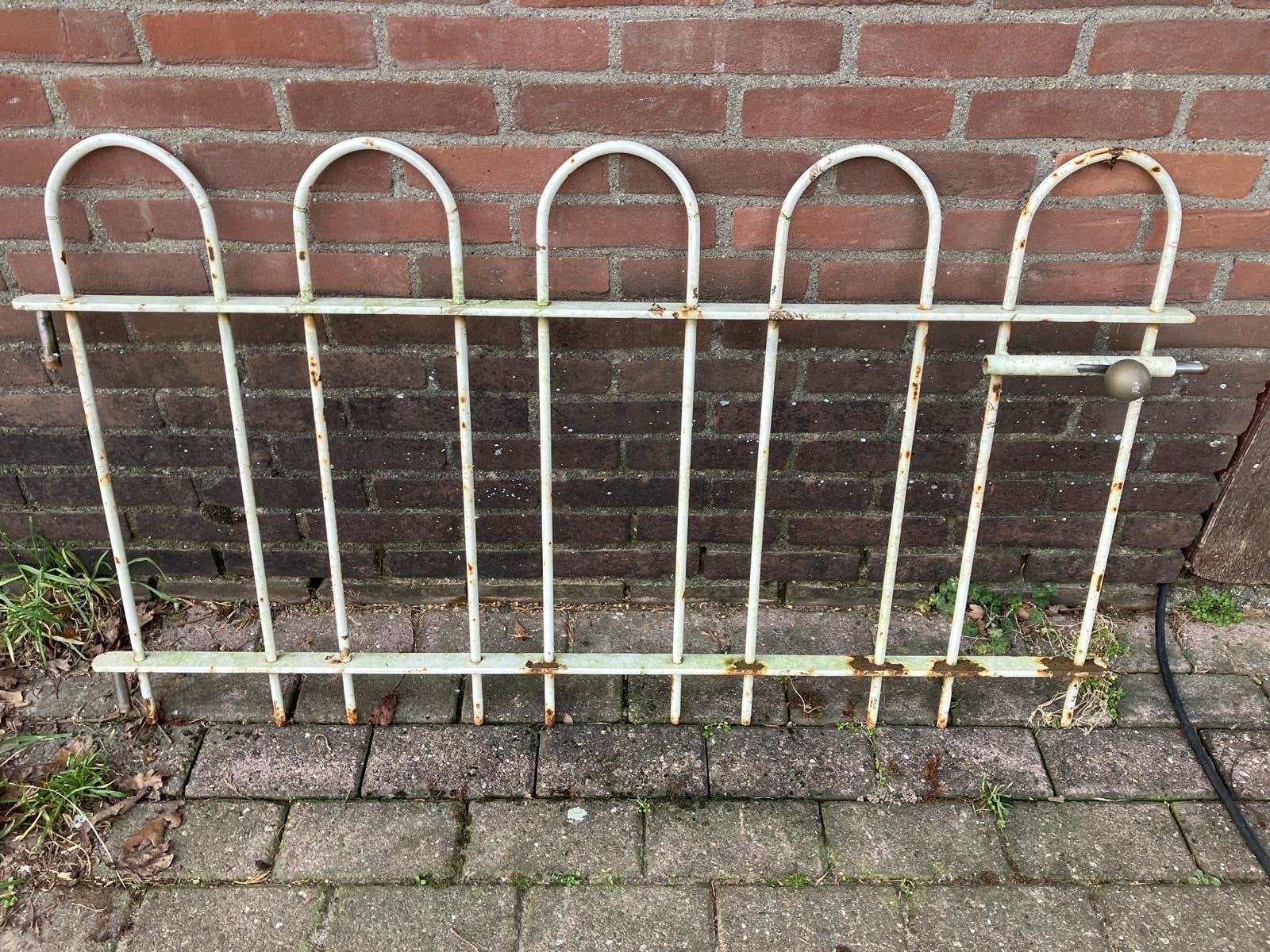 Gebruikt tuinhek met beschadigde verflaag, Tuin en Terras, Ophalen, Gebruikt, IJzer, Tuinhek
