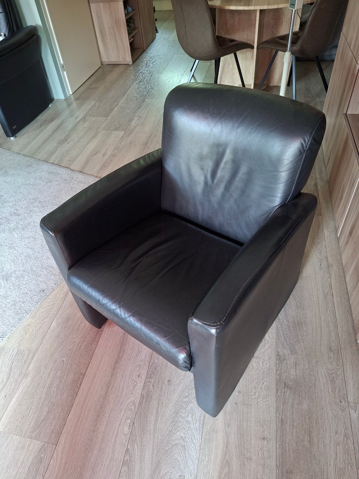 Zwart lederen stoel - fauteuil kalfsleer nog in goede staat, Huis en Inrichting, Ophalen of Verzenden, Zo goed als nieuw, 50 tot 75 cm