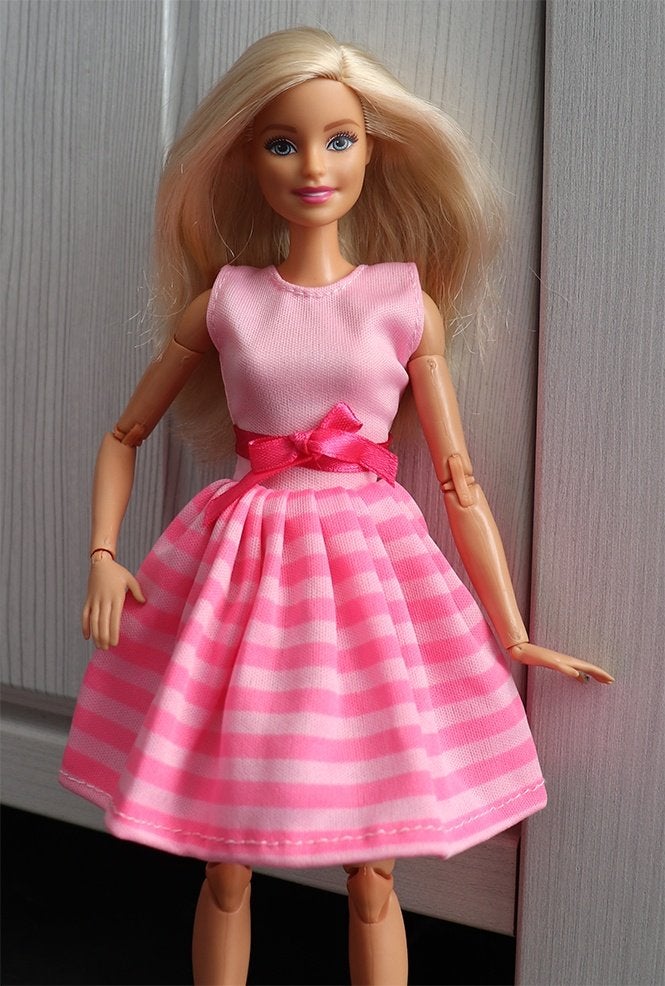 Barbie kleding nieuw - Korte jurk met strepen en strik roze, Ophalen of Verzenden, Nieuw, Barbie