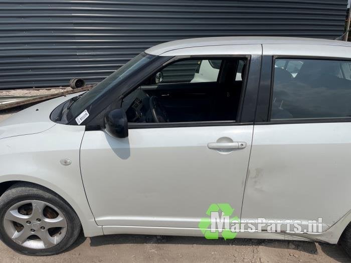 Portier 4Deurs links-voor van een Suzuki Swift, Gebruikt, -, Deur, -