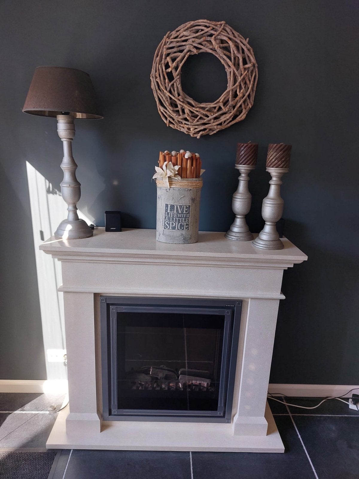 Sfeervolle decoratie set: lamp, krans, kaarsen en pot, Huis en Inrichting, Ophalen, Hout, Gebruikt, Meerkleurig