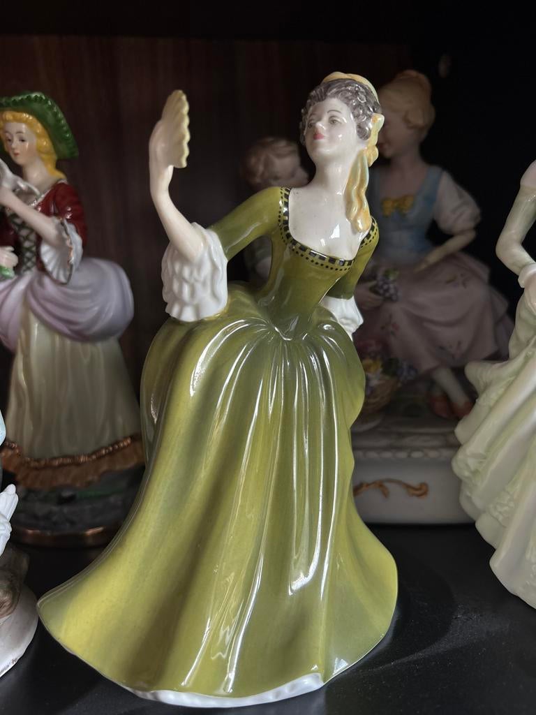 Royal Doulton Beeldje Simone H.N. 2378 1970, Verzamelen, Ophalen of Verzenden, Zo goed als nieuw, Mens